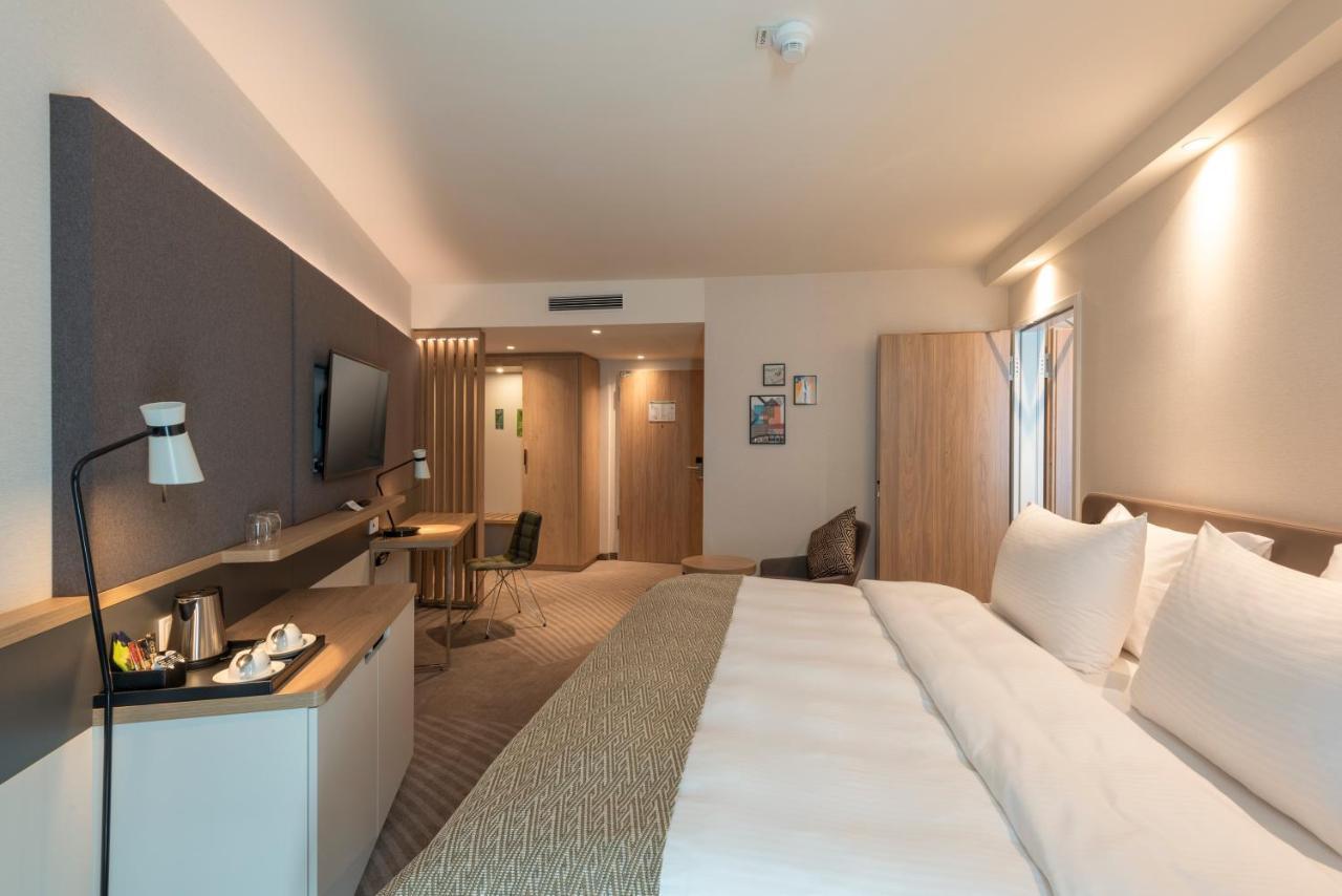 Premium King Room Connecting Door